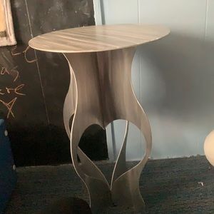 selling 2 tables for $25